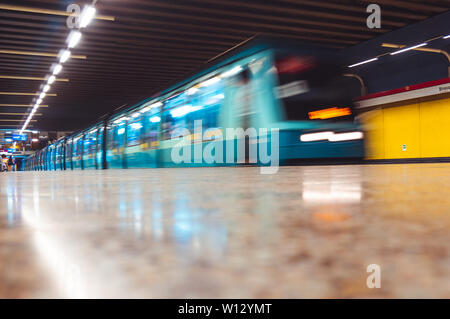 SANTIAGO, CHILE - MÄRZ 2016: Metro de Santiago NS 93 Zug am Bahnhof República Stockfoto