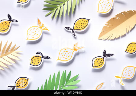 Kreative Sommer Hintergrund mit tropischen Konzept auf Weiß Stockfoto