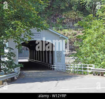 Die goodpasture Covered Bridge überspannt die McKenzie River in Oregon. Stockfoto