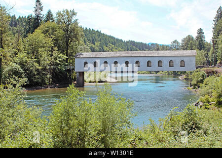 Die goodpasture Covered Bridge überspannt die mächtigen McKenzie River in Oregon. Stockfoto