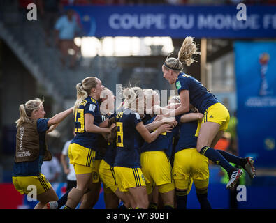 Rennes, Frankreich. 29 Juni, 2019. Spieler von Schweden Feiern nach dem viertelfinale zwischen Deutschland und Schweden im Jahr 2019 die FIFA Frauen-WM an Roazhon Park in Rennes, Frankreich Am 29. Juni 2019. Schweden gewann 2-1. Credit: Xiao Yijiu/Xinhua/Alamy leben Nachrichten Stockfoto