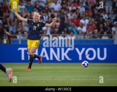 Rennes, Frankreich. 29 Juni, 2019. Stina Blackstenius Schweden feiert nach dem viertelfinale zwischen Deutschland und Schweden im Jahr 2019 die FIFA Frauen-WM an Roazhon Park in Rennes, Frankreich Am 29. Juni 2019. Schweden gewann 2-1. Credit: Xiao Yijiu/Xinhua/Alamy leben Nachrichten Stockfoto