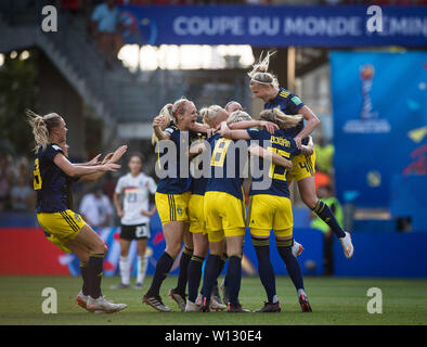 Rennes, Frankreich. 29 Juni, 2019. Spieler von Schweden Feiern nach dem viertelfinale zwischen Deutschland und Schweden im Jahr 2019 die FIFA Frauen-WM an Roazhon Park in Rennes, Frankreich Am 29. Juni 2019. Schweden gewann 2-1. Credit: Xiao Yijiu/Xinhua/Alamy leben Nachrichten Stockfoto