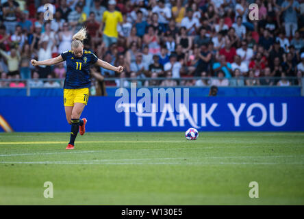Rennes, Frankreich. 29 Juni, 2019. Stina Blackstenius Schweden feiert nach dem viertelfinale zwischen Deutschland und Schweden im Jahr 2019 die FIFA Frauen-WM an Roazhon Park in Rennes, Frankreich Am 29. Juni 2019. Schweden gewann 2-1. Credit: Xiao Yijiu/Xinhua/Alamy leben Nachrichten Stockfoto