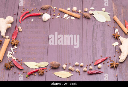 Alle Arten von Gewürzen und Gemüse zum Kochen und Würzen. Stockfoto