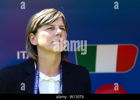 Valenciennes, Frankreich. 29 Juni, 2019. Milena Bertolini, Head Coach von Italien, sieht vor dem viertelfinale zwischen Italien und die Niederlande bei der 2019 FIFA Frauenfussball Weltmeisterschaft in Valenciennes, Frankreich, 29. Juni 2019. Die Niederlande gewann 2-0. Credit: Zheng Huansong/Xinhua/Alamy leben Nachrichten Stockfoto