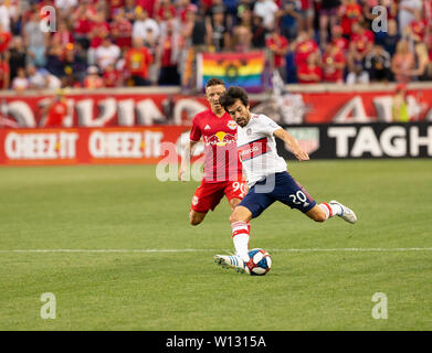 Harrison, der Vereinigten Staaten von Amerika. 28 Juni, 2019. Nicolas Gaitan (20) von Chicago Fire steuert Kugel während der regelmäßigen MLS Spiel gegen New York Red Bulls auf Red Bull Arena Red Bulls gewann 3 - 1 Credit: Lev Radin/Pacific Press/Alamy leben Nachrichten Stockfoto