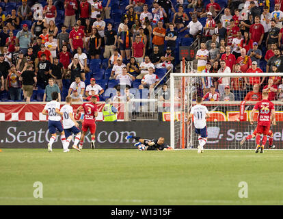 Harrison, der Vereinigten Staaten von Amerika. 28 Juni, 2019. Torwart Luis Robles (31) der Red Bulls speichert während der regulären MLS Spiel gegen Chicago Fire auf Red Bull Arena Red Bulls gewann 3 - 1 Credit: Lev Radin/Pacific Press/Alamy leben Nachrichten Stockfoto