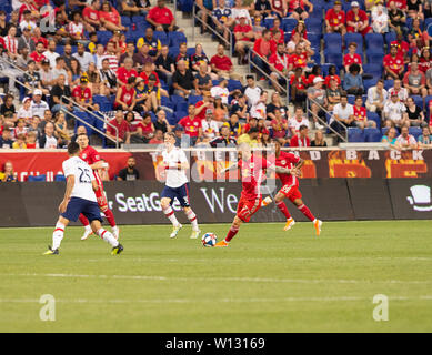 Harrison, der Vereinigten Staaten von Amerika. 28 Juni, 2019. Daniel Royer (77) der Red Bulls den Ball tritt während der regulären MLS Spiel gegen Chicago Fire auf Red Bull Arena Red Bulls gewann 3 - 1 Credit: Lev Radin/Pacific Press/Alamy leben Nachrichten Stockfoto