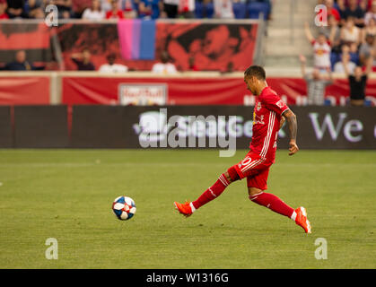 Harrison, der Vereinigten Staaten von Amerika. 28 Juni, 2019. Kaku (10) Der rote Punkte Ziel Stiere während der regulären MLS Spiel gegen Chicago Fire auf Red Bull Arena Red Bulls gewann 3 - 1 Credit: Lev Radin/Pacific Press/Alamy leben Nachrichten Stockfoto