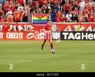 Harrison, der Vereinigten Staaten von Amerika. 28 Juni, 2019. Connor (5) der Red Bulls ball Kontrollen bei den regelmäßigen MLS Spiel gegen Chicago Fire auf Red Bull Arena Red Bulls gewann 3 - 1 Credit: Lev Radin/Pacific Press/Alamy leben Nachrichten Stockfoto