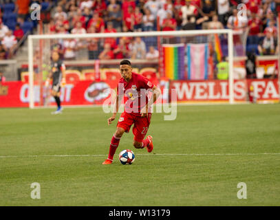 Harrison, der Vereinigten Staaten von Amerika. 28 Juni, 2019. Sean Davis (27) der Red Bulls steuert Kugel während der regelmäßigen MLS Spiel gegen Chicago Fire auf Red Bull Arena Red Bulls gewann 3 - 1 Credit: Lev Radin/Pacific Press/Alamy leben Nachrichten Stockfoto