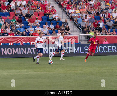 Harrison, der Vereinigten Staaten von Amerika. 28 Juni, 2019. Dax McCarty (6) von Chicago Fire steuert Kugel während der regelmäßigen MLS Spiel gegen New York Red Bulls auf Red Bull Arena Red Bulls gewann 3 - 1 Credit: Lev Radin/Pacific Press/Alamy leben Nachrichten Stockfoto