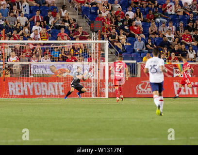 Harrison, der Vereinigten Staaten von Amerika. 28 Juni, 2019. Torwart Luis Robles (31) der Red Bulls speichert während der regulären MLS Spiel gegen Chicago Fire auf Red Bull Arena Red Bulls gewann 3 - 1 Credit: Lev Radin/Pacific Press/Alamy leben Nachrichten Stockfoto