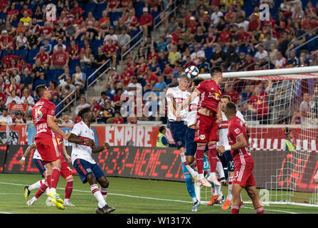 Harrison, der Vereinigten Staaten von Amerika. 28 Juni, 2019. Bastian Schweinsteiger (31) von Chicago Fire verteidigt während der regulären MLS Spiel gegen New York Red Bulls auf Red Bull Arena Red Bulls 3 - 1 Credit: Lev Radin/Pacific Press/Alamy Leben Nachrichten gewonnen Stockfoto