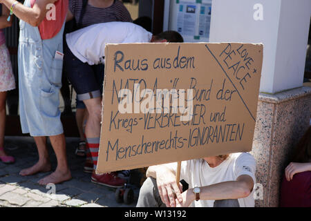 Eine Demonstrantin hält ein Schild mit der Aufschrift "Aus dem NATO-Angriff Föderation von Kriegsverbrechern und Menschenrechte Ignoranten". Ein paar tausend Friedensaktivisten aus dem Stopp der Air Base Ramstein Kampagne protestierte außerhalb der US-Airbase in Ramstein. Der Protest war das Ende der diesjährigen Aktionswoche gegen die Airbase. Im Mittelpunkt der Veranstaltungen in diesem Jahr war die angebliche Beteiligung der Airbase in die drone Kriegsführung der US Air Force im Nahen Osten und in Afrika und Anruf Ramstein nicht für einen künftigen Krieg mit dem Iran. (Foto von Michael Debets/Pacific Press) Stockfoto