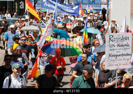 Ramstein, Deutschland. 29 Juni, 2019. Die demonstranten März durch Ramstein. ein paar tausend Friedensaktivisten aus dem Stopp der Air Base Ramstein Kampagne protestierte außerhalb der US-Airbase in Ramstein. Der Protest war das Ende der diesjährigen Aktionswoche gegen die Airbase. Im Mittelpunkt der Veranstaltungen in diesem Jahr war die angebliche Beteiligung der Airbase in die drone Kriegsführung der US Air Force im Nahen Osten und in Afrika und Anruf Ramstein nicht für einen künftigen Krieg mit dem Iran. Quelle: Michael Debets/Pacific Press/Alamy leben Nachrichten Stockfoto