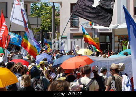 Ramstein, Deutschland. 29 Juni, 2019. Die demonstranten hören sich die Redner bei der Eröffnung Rallye. ein paar tausend Friedensaktivisten aus dem Stopp der Air Base Ramstein Kampagne protestierte außerhalb der US-Airbase in Ramstein. Der Protest war das Ende der diesjährigen Aktionswoche gegen die Airbase. Im Mittelpunkt der Veranstaltungen in diesem Jahr war die angebliche Beteiligung der Airbase in die drone Kriegsführung der US Air Force im Nahen Osten und in Afrika und Anruf Ramstein nicht für einen künftigen Krieg mit dem Iran. Quelle: Michael Debets/Pacific Press/Alamy leben Nachrichten Stockfoto