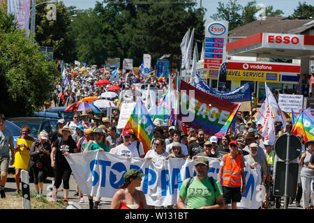 Ramstein, Deutschland. 29 Juni, 2019. Die demonstranten März durch Ramstein. ein paar tausend Friedensaktivisten aus dem Stopp der Air Base Ramstein Kampagne protestierte außerhalb der US-Airbase in Ramstein. Der Protest war das Ende der diesjährigen Aktionswoche gegen die Airbase. Im Mittelpunkt der Veranstaltungen in diesem Jahr war die angebliche Beteiligung der Airbase in die drone Kriegsführung der US Air Force im Nahen Osten und in Afrika und Anruf Ramstein nicht für einen künftigen Krieg mit dem Iran. Quelle: Michael Debets/Pacific Press/Alamy leben Nachrichten Stockfoto