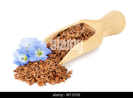 Leinsamen in Schaufel und blauen Blumen auf weißem Hintergrund Stockfoto
