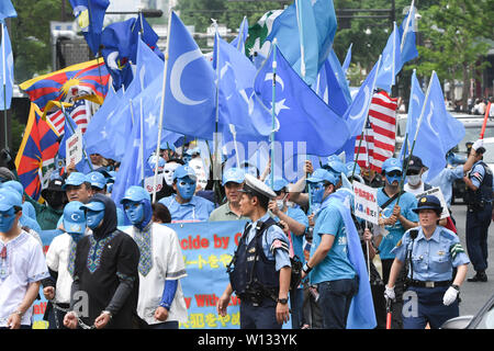 Osaka, Japan. 29 Juni, 2019. Eine Gruppe von Polizisten den Verkehr von einem Protest in Osaka, Japan, wo gleichzeitig die Osaka G20-Gipfel stattfand. Osaka war Gastgeber der G20-Gipfel, der am Freitag, dem 28. Juni und 29. Foto am Samstag, 29. Juni 2019 übernommen. Foto: Ramiro Augustin Garcia-gasco-n Vargas Tabares Credit: Ramiro Agustin Vargas Tabares/ZUMA Draht/Alamy leben Nachrichten Stockfoto