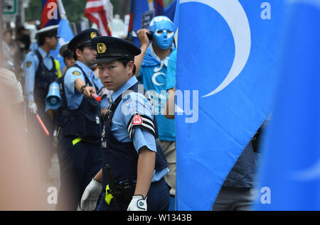 Osaka, Japan. 29 Juni, 2019. Ein Polizist sieht in die Richtung der Kamera und lenkt den Verkehr von einem Protest in Osaka, Japan, wo gleichzeitig die Osaka G20-Gipfel stattfand. Foto am Samstag, 29. Juni 2019 übernommen. Foto: Ramiro Augustin Garcia-gasco-n Vargas Tabares Credit: Ramiro Agustin Vargas Tabares/ZUMA Draht/Alamy leben Nachrichten Stockfoto