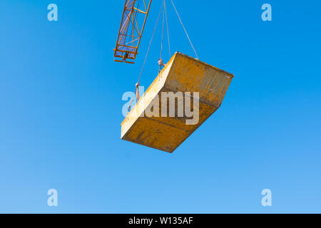 Turmdrehkran eimer Gelb in Gebäude Baustelle. und blauer Himmel Stockfoto