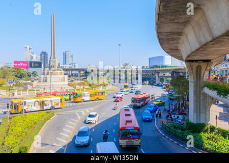 Bangkok, Thailand Januar 19-2018: der Verkehr dichter beginnen Verklemmen des Victory Monument Stockfoto