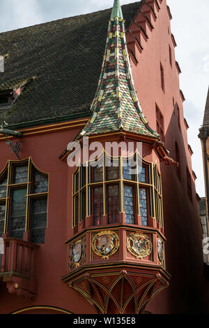 FREIBURG im Breisgau, Deutschland - Juni 15, 2019: Historische Händler Halle auf dem Münsterplatz Schlossberg Stockfoto