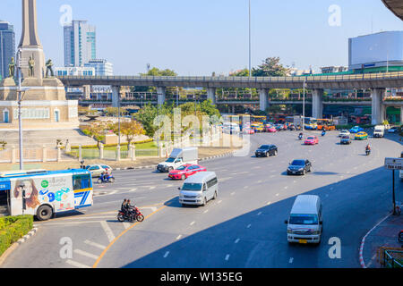 Bangkok, Thailand Januar 19-2018: der Verkehr dichter beginnen Verklemmen des Victory Monument Stockfoto