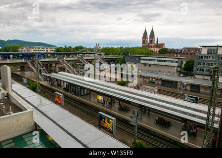 FREIBURG im Breisgau, Deutschland - Juni 15, 2019: Freiburg Hauptbahnhof ist der wichtigste Bahnhof der Stadt. Die Rheintalbahn, Hollentalbahn Stockfoto