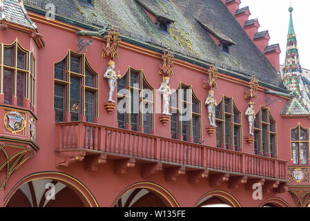 FREIBURG im Breisgau, Deutschland - Juni 15, 2019: Historische Händler Halle auf dem Münsterplatz Schlossberg Stockfoto