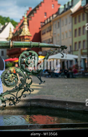 FREIBURG im Breisgau, Deutschland - Juni 15, 2019: selektive Fokussierung auf das Tippen mit einem dekorativen Brunnen Stockfoto