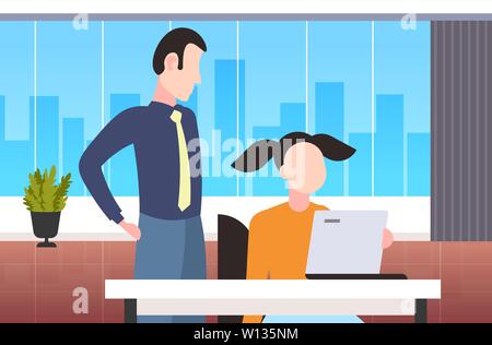 Paar Geschäftsleute mit Laptop am Arbeitsplatz Schreibtisch Geschäftsfrau mit männlichen Assistenten Brainstorming zusammen arbeiten Teamarbeit Konzept moderne Büro i Stock Vektor