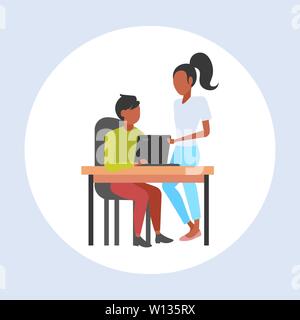 Paar Geschäftsleute mit Laptop am Arbeitsplatz Schreibtisch Geschäftsmann mit weiblichen assistant Brainstorming zusammen arbeiten Teamarbeit Konzept Flachbild volle Metalldampflampen Stock Vektor