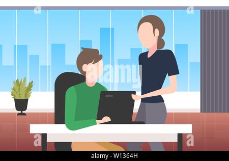 Paar Geschäftsleute mit Laptop am Arbeitsplatz Schreibtisch Geschäftsmann mit weiblichen assistant Brainstorming zusammen arbeiten Teamarbeit Konzept moderne Büro i Stock Vektor