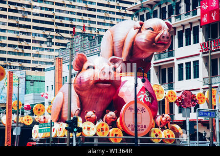 Singapur, Singapur - März 2019: Schwein Statuen in Singapur Chinatown für Jahr des Schweins Stockfoto