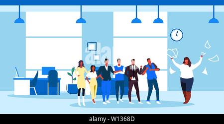 Unzufrieden fette Frau boss werfen Papier Dokumente schreiend auf frustrierte Arbeitnehmer schlechter Job Konzept wütend beleibt Arbeitgeber schreien Mitarbeiter Office int Stock Vektor