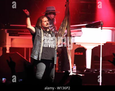 Johnny Van Zant auf der Bühne wie Lynyrd Skynyrd die London Datum der "Letzten der Straße Überlebenden Farewell Tour' an SSE Wembley Arena spielen Stockfoto