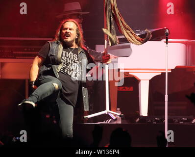 Johnny Van Zant auf der Bühne wie Lynyrd Skynyrd die London Datum der "Letzten der Straße Überlebenden Farewell Tour' an SSE Wembley Arena spielen Stockfoto