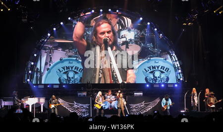 Johnny Van Zant auf der Bühne wie Lynyrd Skynyrd die London Datum der "Letzten der Straße Überlebenden Farewell Tour' an SSE Wembley Arena spielen Stockfoto