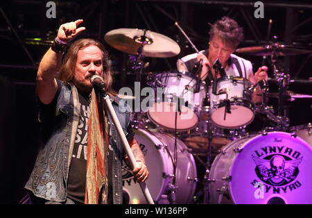 Johnny Van Zant auf der Bühne wie Lynyrd Skynyrd die London Datum der "Letzten der Straße Überlebenden Farewell Tour' an SSE Wembley Arena spielen Stockfoto