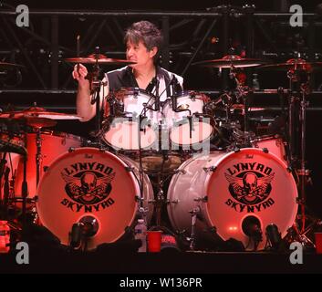 Michael Cartellone auf der Bühne wie Lynyrd Skynyrd die London Datum der "Letzten der Straße Überlebenden Farewell Tour' an SSE Wembley Arena spielen Stockfoto