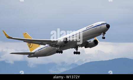 Richmond, British Columbia, Kanada. 27 Juni, 2019. Eine Condor Flugdienst Boeing 767-300ER (D-Album) wide-Body Jet Airliner Airborne nach dem Take-off. Credit: bayne Stanley/ZUMA Draht/Alamy leben Nachrichten Stockfoto