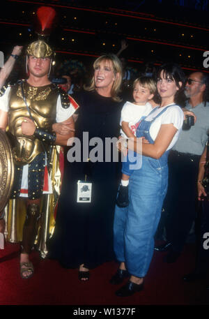 Las Vegas, Nevada, USA, 24. Juli 1994 Schauspielerin Linda Gray, Enkel Ryder Sloane und Tochter Kehly Sloane nehmen an der Planet Hollywood Grand Opening Feier am 24. Juli 1994 im Planet Hollywood, Caesar's Palace in Las Vegas, Nevada, USA. Foto von Barry King/Alamy Stock Foto Stockfoto