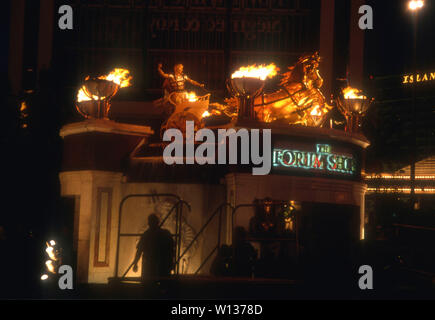 Las Vegas, Nevada, USA, 24. Juli 1994 einen Überblick über die Atmosphäre in den Forum Shops im Planet Hollywood Grand Opening Feier am 24. Juli 1994 im Planet Hollywood, Caesar's Palace in Las Vegas, Nevada, USA. Foto von Barry King/Alamy Stock Foto Stockfoto