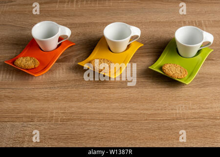 Drei Tassen Kaffee auf den Schreibtisch gelegt und darauf warten, gefüllt zu werden. Stockfoto