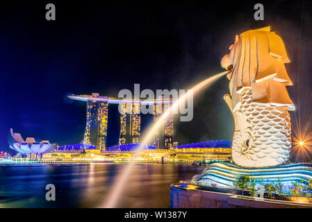 Nachtansicht der Vier kleine Drachen von Asien Singapur Merlion Park Stockfoto