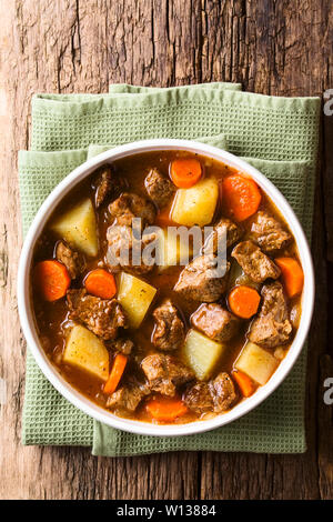 Frische hausgemachte Rinderragout mit Karotten und Kartoffeln in der Schale serviert, fotografiert Overhead Stockfoto