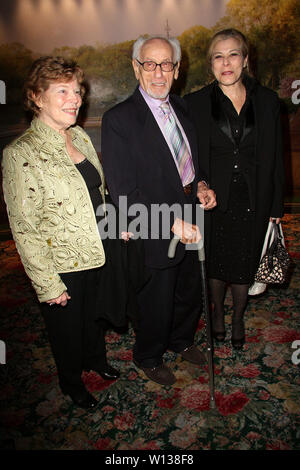 New York, USA. 9. November 2008. Anne Jackson, Eli Wallach, Roberta Wallach am Neighborhood Playhouse School des Theater 80 Jahre Gala und Wiedervereinigung am Taverne auf dem Grün. Quelle: Steve Mack/Alamy Stockfoto